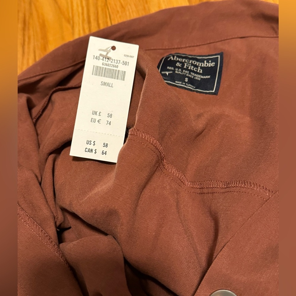 F NWT Brand new women's Abercrombie & Fitch button up top - Picture 4 of 7